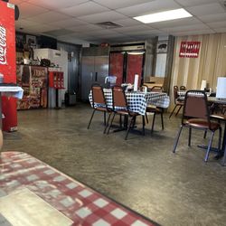 Big Poppa's BBQ - Dining area