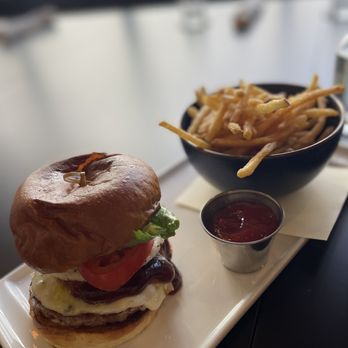 Nami Kaze - Gote burger, was another winnahazzz, shrimp chip included inside da burger - Japanese Near Me - Honolulu, Hawaii