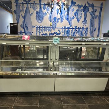 Reel Good - Fresh seafood fridge is empty as for now they only sell on the weekends. The good thing is that fridge is CLEAN, so that's a good sign! - Seafood Near Me - Oklahoma City, Oklahoma