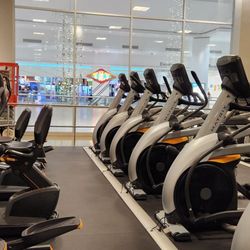 EōS Fitness - Lots of cardio machines.