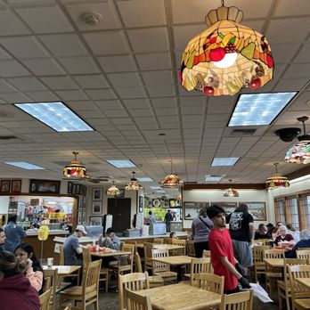 Miner's Drive-In - American Near Me - Yakima, Washington