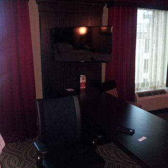 Hampton Inn & Suites I-35/Mulvane - Business Area in our Mini Suite at the Hampton Hilton - Hotels Near Me - Mulvane, Kansas