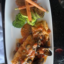 La Dolce Vita - Pescado negrilla con salsa de tomate, aceitunas, alcaparras y verduras.