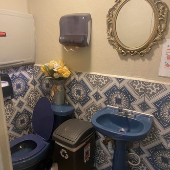 Casa Paris - Woman's restroom - Coffee & Tea Near Me - Tecate, BCN Casa Paris - Woman's restroom - Coffee & Tea Near Me - Tecate, BCN