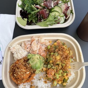 Poké Bar - 2 fish on top with greens base, 3 fish bottom with rice - Poke Near Me - Honolulu, Hawaii Poké Bar - 2 fish on top with greens base, 3 fish bottom with rice - Poke Near Me - Honolulu, Hawaii