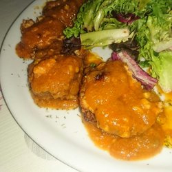 Albóndigas con salsa y piñones