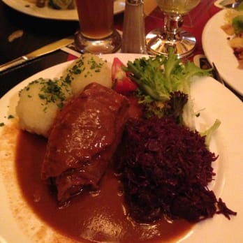 Dicke Wirtin - Schönberger Rinderroulade mit Rotkohl & Klößen - Dive Bars Near Me - Berlin, BE