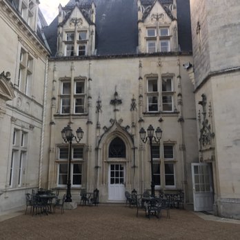 Château de Mirambeau - Restaurants Near Me - Mirambeau, 17