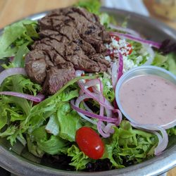 Manhattan Restaurant & Lounge - Steak salad