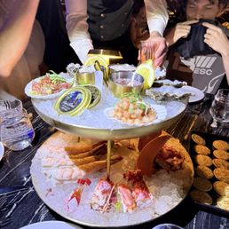 Seafood tower 5/5 Seafood tower 5/5