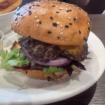 The Howling Coyote Pub - Cheeseburger - Pubs Near Me - Oliver, British Columbia