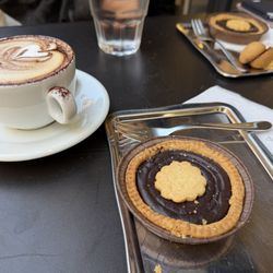 Panarello - Crostatina al cioccolato, bacio di dama e cappuccino. Colazione