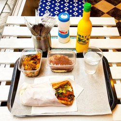 Agapi - Délicieux souvlaki avec très bonne pita grillée, des keftedes (boulettes de bœuf aux herbes), salade, tomate, concombre et tzatziki.