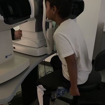 Valley Optometry Eyecare - checking vision - Optometrists Near Me - Reseda, California