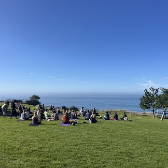 Esalen Institute - Yoga workshop outside - Adult Education Near Me - Big Sur, California Esalen Institute - Yoga workshop outside - Adult Education Near Me - Big Sur, California
