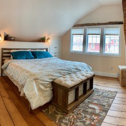 Cozy Inn of Connecticut - Our King Bedroom.