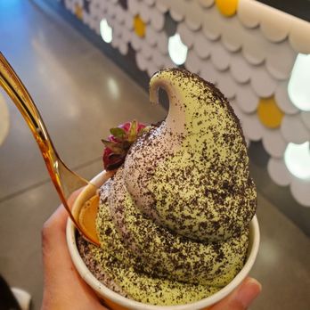 Somisomi - Matcha and cookies and cream swirl with oreo crumbs (one view) - Ice Cream & Frozen Yogurt Near Me - Pleasanton, California