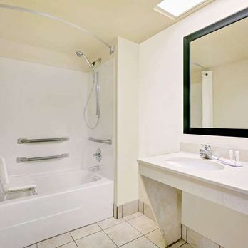 Super 8 by Wyndham Byron/South Macon - Guest room bath - Hotels Near Me - Byron, Georgia Super 8 by Wyndham Byron/South Macon - Guest room bath - Hotels Near Me - Byron, Georgia