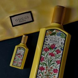 Perfumania - Gucci Flora Gorgeous Gardenia is a joyful, sweet, and fruity-floral scent centered around white gardenia, jasmine, and pear blossom with a b