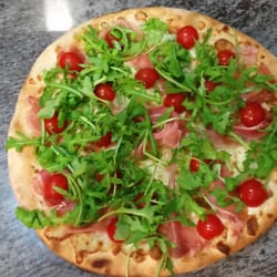 Pizzeria 5 Giornate - Pizza la scala giovanna:mozzarella gamberi prosciutto pomodorini rucola
