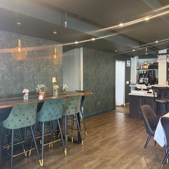 Bayshore Lounge - Breakfast & Brunch Near Me - Newport Beach, California