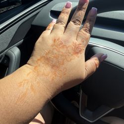 Jasmeen Beauty & Threading Studio - Henna design right after session, love love love love it.