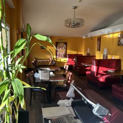 Khaophums ll - 4:30pm sunlight comes in. This place looks decent in the sun
