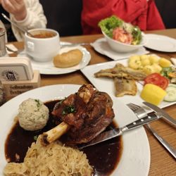 Restaurant Königssee - 猪肘配酸菜，烤鱼