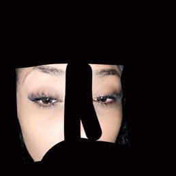 classic eyelash extensions in cat eye style