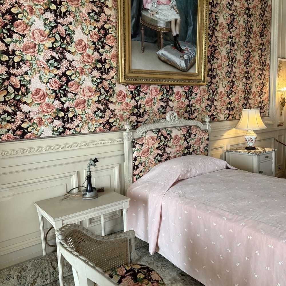The Breakers - A bedroom - Landmarks & Historical Buildings Near Me - Newport, Rhode Island The Breakers - A bedroom - Landmarks & Historical Buildings Near Me - Newport, Rhode Island