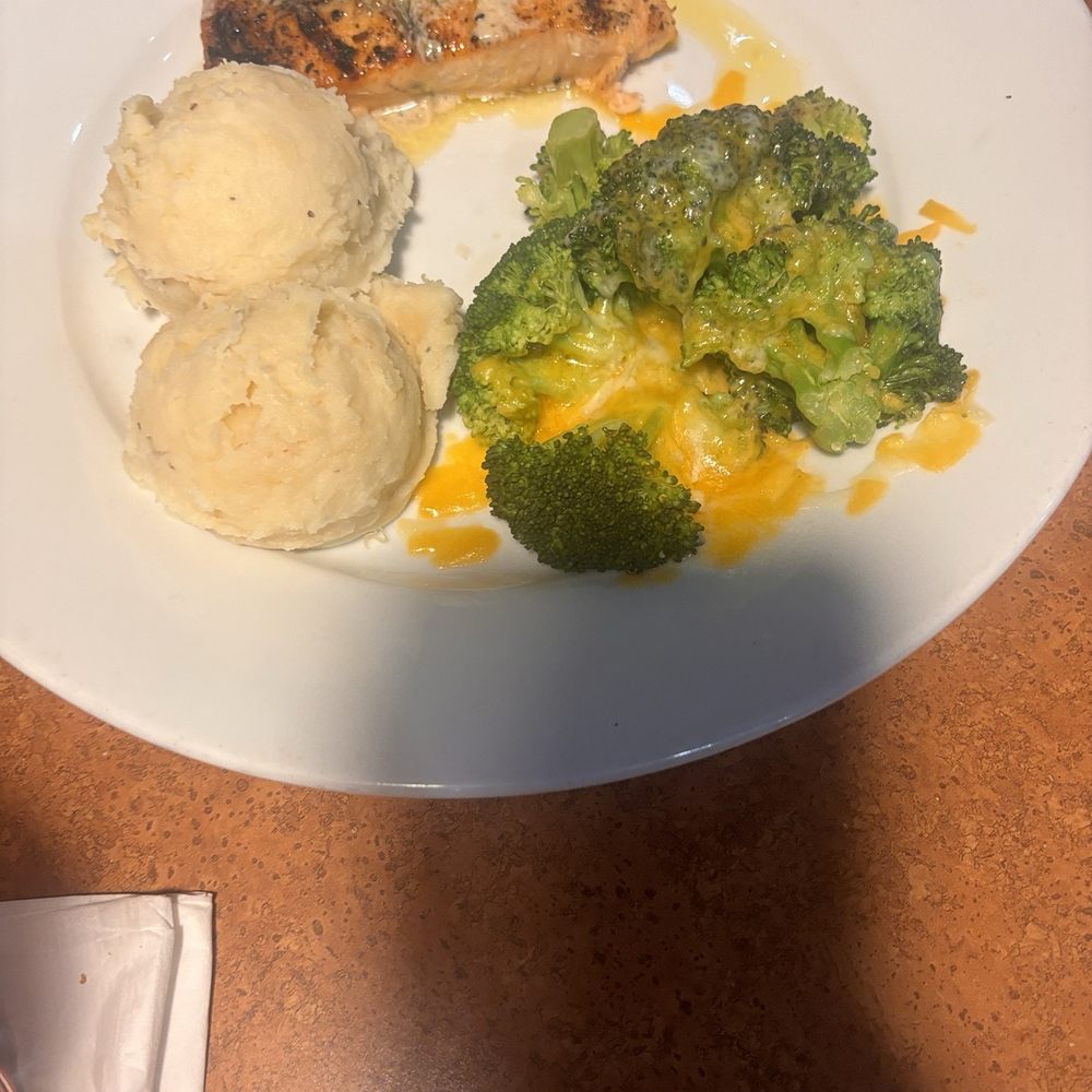 Applebee's Grill + Bar - 22$  drink 4$  Steamed Broccoli with microwave Shredded cheese - American Near Me - Forestville, Maryland
