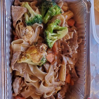 Thai Ni Yom - Pad see ew with Beef - Thai Near Me - Nashville, Tennessee