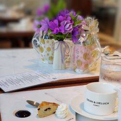 Dean & Deluca Hawaii - Ritz-Carlton Waikiki Store - Afternoon Tea: First course - petite scone