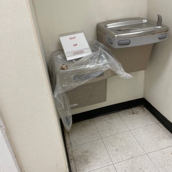 Staples - Drinking fountains, dirty and disgusting. - Printing Services Near Me - Fort Pierce, Florida