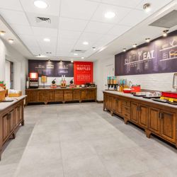 Hampton Inn & Suites Fairbanks - Breakfast Area
