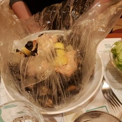 Léon de Bruxelles - Moules et saumon cuits à l' étouffé avec du citron.