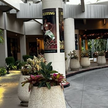 Hale Koa Hotel - Main level driver drop off at Hale Koa - Hotels Near Me - Honolulu, Hawaii