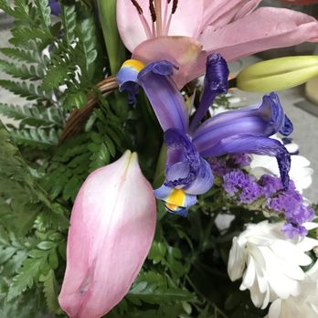 Abandale Florist - Lilly stressed with falling petals. - Florists Near Me - Tucson, Arizona