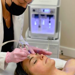 The Skin Center - Diamond Glow Facial
