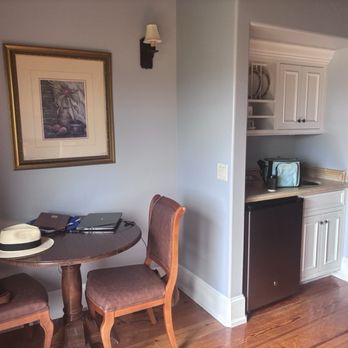 Calipaso Winery and Villa - Table and mini bar - Bed & Breakfast Near Me - Paso Robles, California
