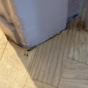 Hôtel Lancaster - Poor condition of room, peeling paint no caulking - Hotels Near Me - Paris, 75 Hôtel Lancaster - Poor condition of room, peeling paint no caulking - Hotels Near Me - Paris, 75