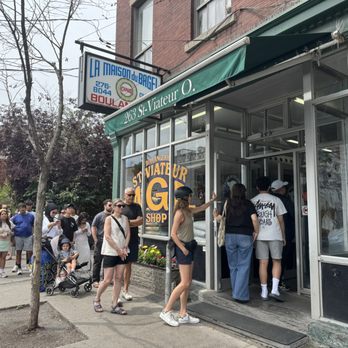 St-Viateur Bagel - Huge line for average bagels? - Bagels Near Me - Montreal, Quebec St-Viateur Bagel - Huge line for average bagels? - Bagels Near Me - Montreal, Quebec
