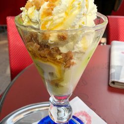 Da Dalto - Vanilla ice cream with whipped cream and caramel pieces / Vanilleeiscreme mit Schlagahne und Caramelstückchen