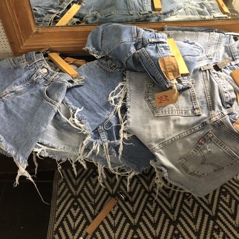 Ás de Espadas - So many cute vintage Levi's shorts - Used, Vintage & Consignment Near Me - Lisbon, 11 Ás de Espadas - So many cute vintage Levi's shorts - Used, Vintage & Consignment Near Me - Lisbon, 11