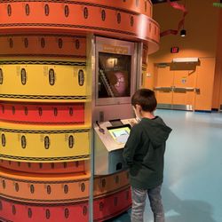 Crayola Experience Mall of America - Making a crayon label!