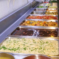 La Canalla - El Buffet cuenta con Consomé de pollo y sopa del día, spaghetti y guisados variados todos los días.