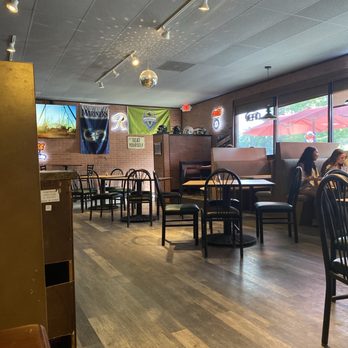 Jobo's Pizza Pub - Inside early on a Monday - Pizza Near Me - Sammamish, Washington Jobo's Pizza Pub - Inside early on a Monday - Pizza Near Me - Sammamish, Washington