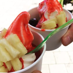 Yoop - Lecker Frozen Joghurt mit frischen Früchten!