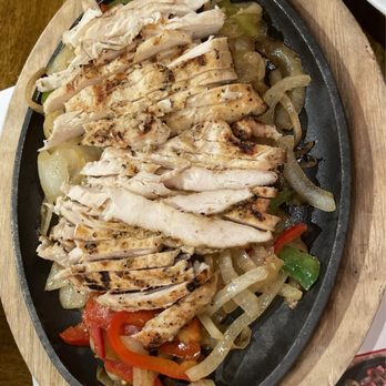 Lone Star Texas Grill - chicken and peppers in a skillet - Tex-Mex Near Me - Stittsville, Ontario