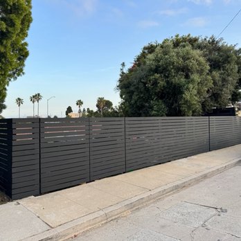Helen Taylor Design - Day time fence photo - Interior Design Near Me